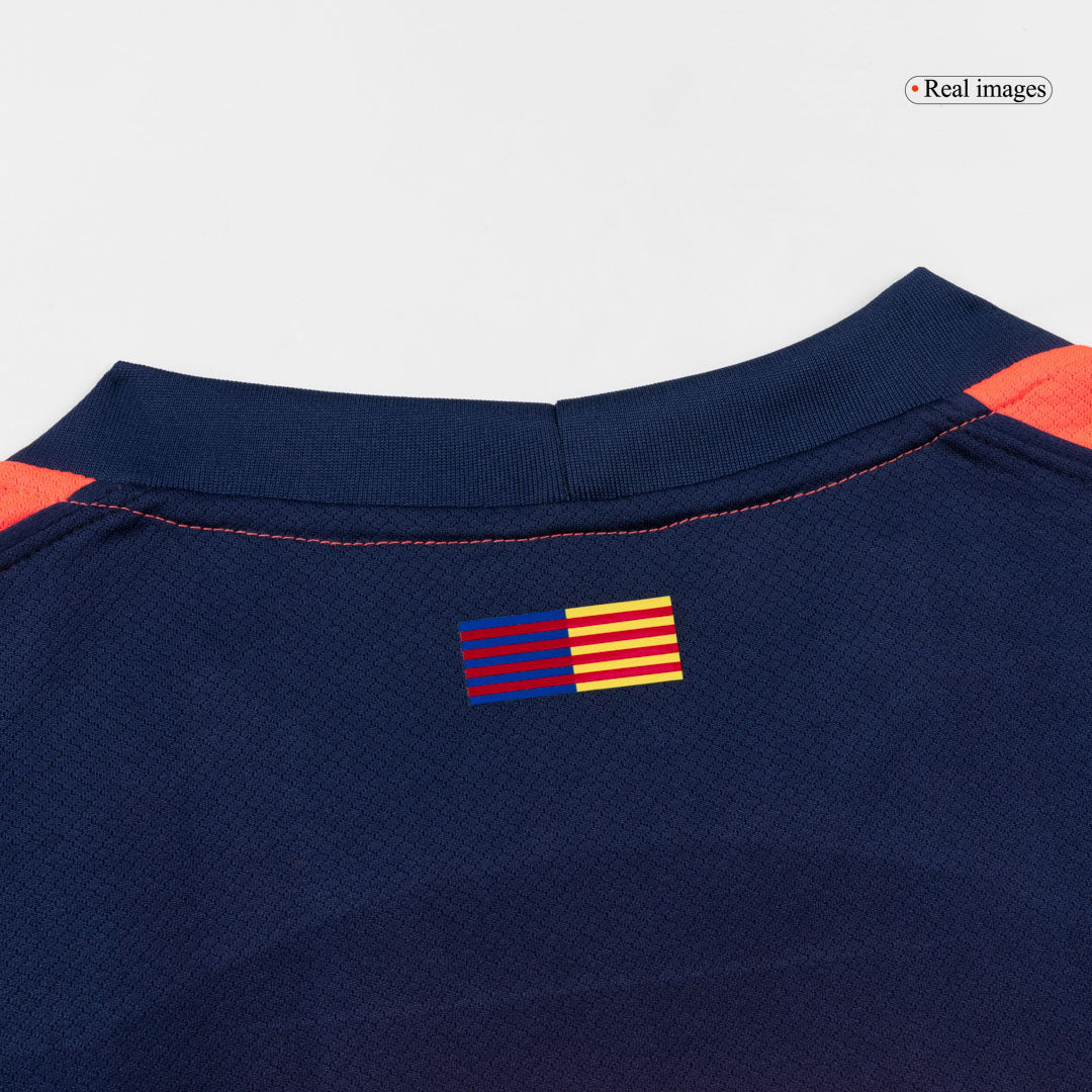 Conjunto Barcelona 
2025/26 Tercera Equipación